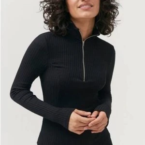 Tröja - Svart tröja med zip. Första bilden är lånad! Storlek M🖤🖤