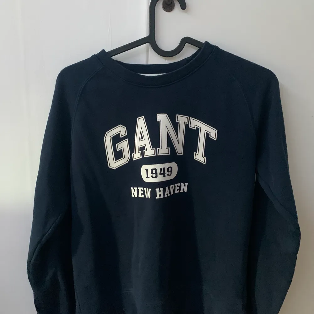 en mörkblå gant tröja i strl 146-152 men passar xxs-xs, använd få gånger💓. Hoodies.