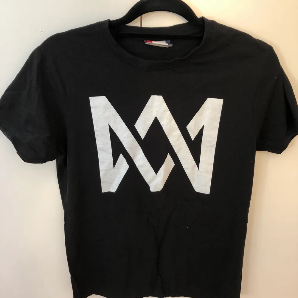 Marcus och Martinus T-shirt. Har endast använt två gånger. Kan mötas up i Stockholm eller frakta men köparen står för frakten✨storlek xs men som s-m. T-shirts.