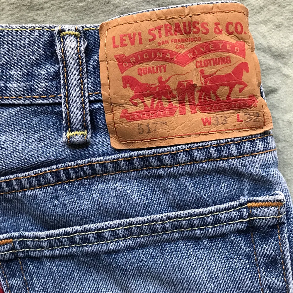 Fina Levis-jeans i strl W33 L32. Avklippta nertill. Fint skick! . Jeans & Byxor.