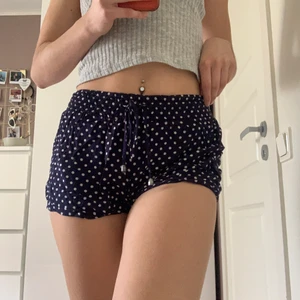Prickiga shorts - Söta prickiga shorts. Skick 9/10 metall detaljerna tappat lite färg under tvätt. Inget man tänker på alls✨😊 