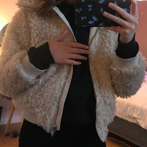 beige jacka strl S - suuperskön fluffig jacka som jag säljer för att den inte kommer till användning tyvärr:( använd få gånger så är i väldigt fint skick, skulle säga att den är hyfsat tjock 💞 köparen står för frakten✨