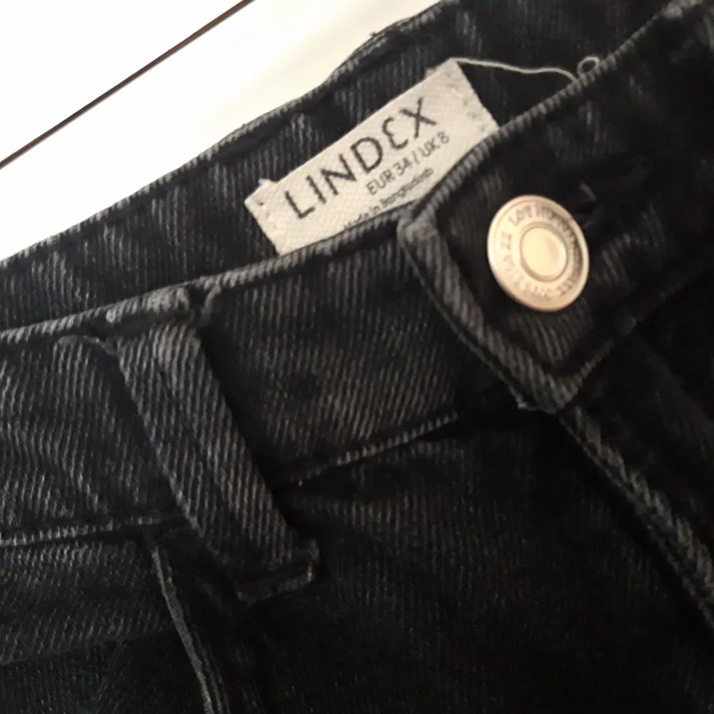 jag säljer mina jeans som kommer från lindex pga för små. dessa är i storlek 34 och wide i benen. dem är lagom använda. nypris 599 kr. Jeans & Byxor.