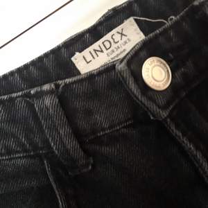 jag säljer mina jeans som kommer från lindex pga för små. dessa är i storlek 34 och wide i benen. dem är lagom använda. nypris 599 kr
