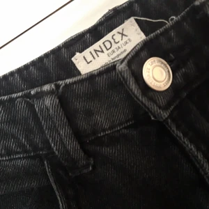 wide jeans - jag säljer mina jeans som kommer från lindex pga för små. dessa är i storlek 34 och wide i benen. dem är lagom använda. nypris 599 kr