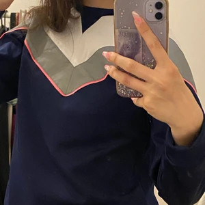 Tröja  - Säljer denna tröja för 105 kr, från Zara. Storleken är 13-14 år gammal. Kontakta mig om ni har frågor eller om ni ska köpa den.