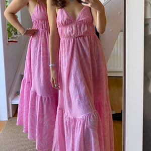 Klänning från h&m - Superfin klänning från h&m, använd ca 3gge så mycket bra skick, säljer endast vid bra bud så kom med förslag🌸 storlek 36, jag är egentligen en 34 (till höger) är även ca 174cm lång