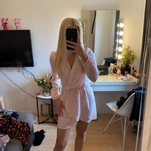 Superfin rosa klänning - Superfin rosa klänning i stl s/m, använd fåtal gånger så i bra  skick!🥰 100kr eller bud!