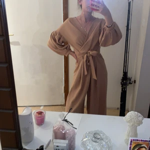 Boohoo byxdress  - Den är oanvänd. Byxdelen går till lite längre ner än knäna