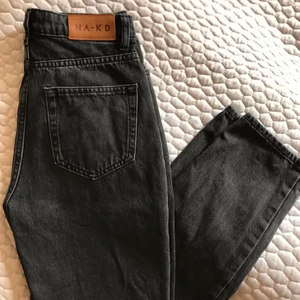 NA-KD svarta mom jeans - Svarta ”urtvättade” mom jeans från NA-KD i storlek 36. Inköpta för ca 1,5 år sen för 499 kr. Säljer pga att de blivit för små 🖤🖤🖤
