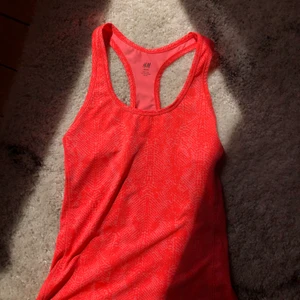 Träningslinne H&M - Träningslinne från hm i storlek S. 40kr. Kan mötas i Linköping annars tillkommer frakt 😊