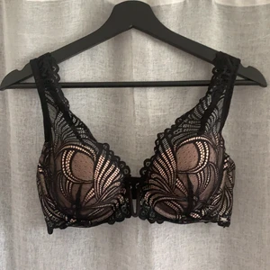 Bh - Bh med spets från Lindex kollektion Ella m. Inga push inlägg i den. Använd en gång. Säljs i befintligt skick. 