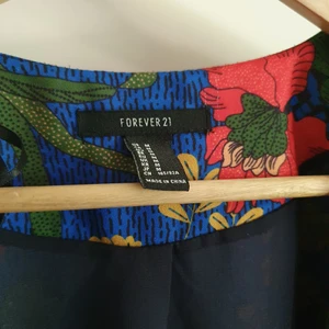 Kimono forever 21 strl M - Kimono med blommiga tryck. Frakt på 48 kr. Kan hämtas upp i Stockholm 