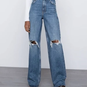 ZARA jeans - Storlek 36, oanvända etiketter sitter kvar, beställd i fel storlek, raw jeans går att klippa efter önskad längd från hemsidan ZARA jeansen är väldigt populära och storlek 36 är typ alltid slutsålda. Gör även så rumpan sitter o ser perfekt ut