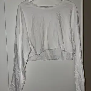 En vit croppad tröja med långa ärmar!