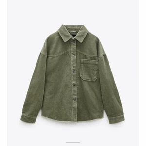 Jacka - Säljer min gröna skjort jacka från zara, den är i bra skick men kommer inte till användning längre, köparen betalar frakt💞om fler är intresserade kan ni buda❤️❤️