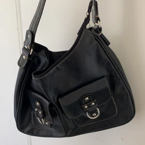 Vintage väska - Svart skitsnygg vintage väska. Skriv vid intresse💞💞