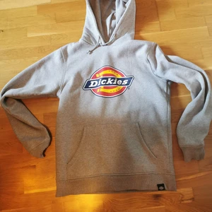 Dickies hoodie - Denna tröja beställde jag på junkyard för 1 år sedan         strl: s     Nypris: 750 kr   mitt pris: 300 kr. Detta pris har jag eftersom den är i väldigt bra skick och nästan oanvänd