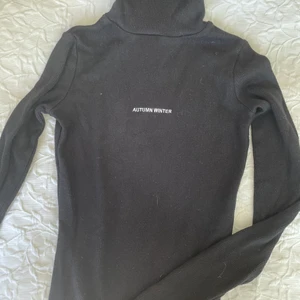 Svart polotröja  - Säljer denna unika, svarta polotröja från UK märket ”Sister Sister” den är aldrig använd och därmed i bra kvalité. Köparen står för frakten, har du några frågor så tveka inte på att skriva till mig 😊