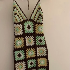 Den populära Pinterest klänningen 💕 - Har nu börjat virka exakt sådana klänningar som på första bilden💕 På andra och tredje bilden ser ni en annan variant som jag också virkat och där ser man närmare på passformen oså. Alla möjliga färger går att välja samt olika kuptyper 💖 Klänningen har öppen rygg för bättre passform och är normal längd men kan göras kortare eller längre ifall man vill det💘 Med tanke på hur lång tid detta tar och den enorma garnmängden kostar den 2000 kr och plus frakt på 66💝