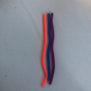 Monkey noodle - Det är tre stycken en är orange en är blå och en är lila. De är sköna att stretcha när man inte har något att göra t.e.x. Frakten är 15 kr. ❤️❤️❤️😊😊😊