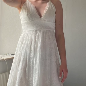 Klänning från Bubbleroom - Säljer denna vackra vita klänning då den är för liten i storlek för mig. Storlek 36 men passar en storlek 34 också. 😋 Ordinariepris 349kr, säljer för 150. 200kr med frakt ❤️