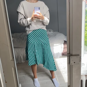 Asymmetrisk kjol - Cool asymmetrisk kjol från H&M, jättefint skick! Storlek 38 men passar även 34 & 36