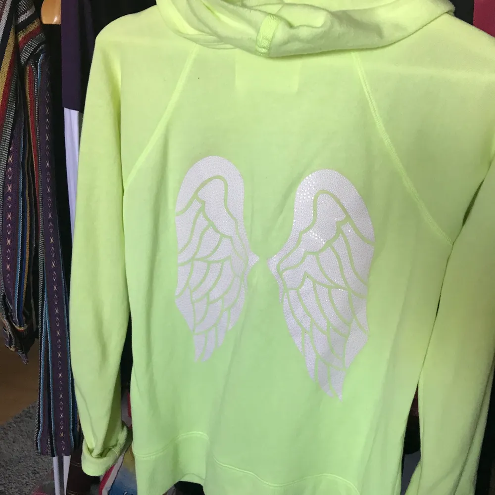 Zip tröja med paljett vingar på ryggen💘 kan mötas upp annars står köparen för frakt✨💘. Hoodies.