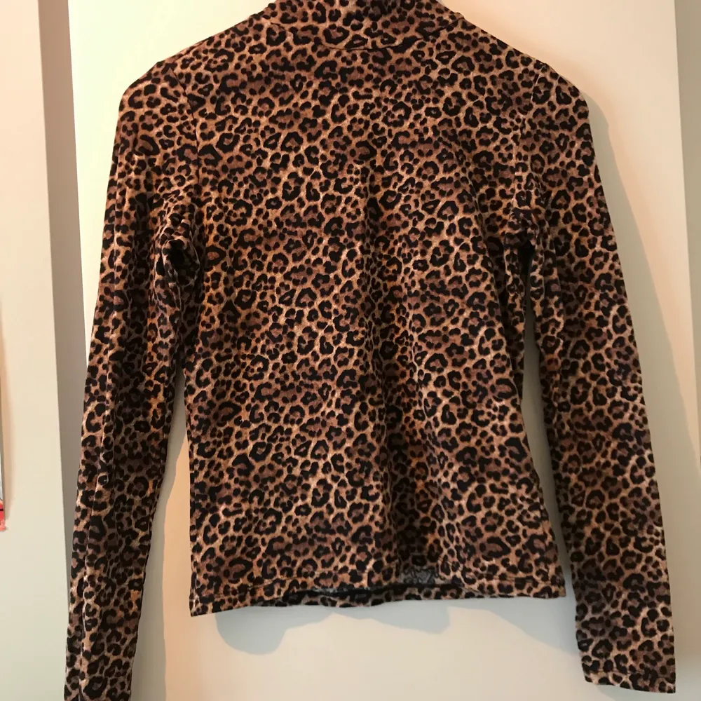 Leopard tröja i mjukt material och hög krage från Monki, helt oanvänd . Toppar.