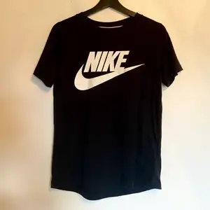 T-shirt från märket Nike, använd kanske 2 gånger • Skickas med posten, frakten kostar 48:-