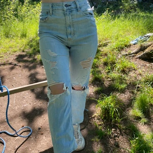 Jeans - Jätteballa jeans från abercrombie & fitch! Passar M lite tightare, och sitter baggy på XS-S. Jag är 164 cm lång.