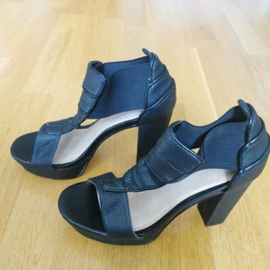 Klackskor Bianco  - Svarta klackskor från Bianco endast använd fåtal gånger i storlek 38. Bekväma med resår! 