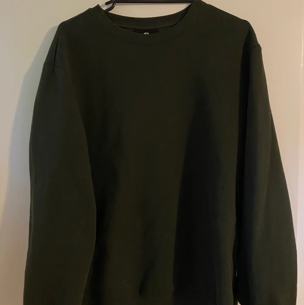 Mörkgrön sweatshirt från H&M i storlek M. Eventuell frakt tillkommer och priset kan diskuteras ☺️. Tröjor & Koftor.