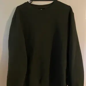 Mörkgrön sweatshirt från H&M i storlek M. Eventuell frakt tillkommer och priset kan diskuteras ☺️