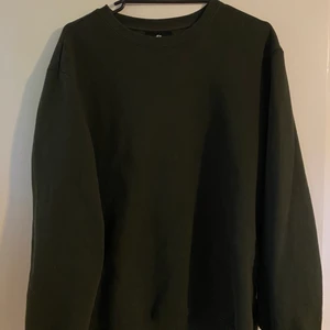 Mörkgrön sweatshirt  - Mörkgrön sweatshirt från H&M i storlek M. Eventuell frakt tillkommer och priset kan diskuteras ☺️
