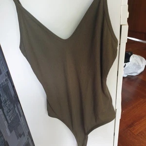 Militärgrön body - Tight body som är v-ringad