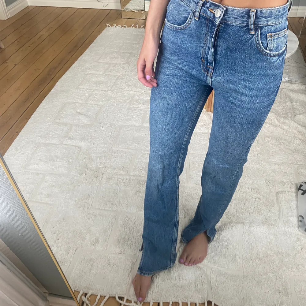 Säljer dessa jeans från pull & bear med slits nedan, använda 2 gånger .. Jeans & Byxor.