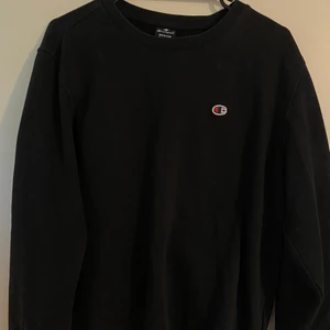Champion sweatshirt  - Svart sweatshirt från champion, knappt använd. Eventuell frakt tillkommer och priset kan diskuteras ☺️