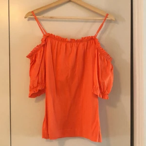 H&M Topp  - En somrig topp i nytt skick. Endast använd en gång. 