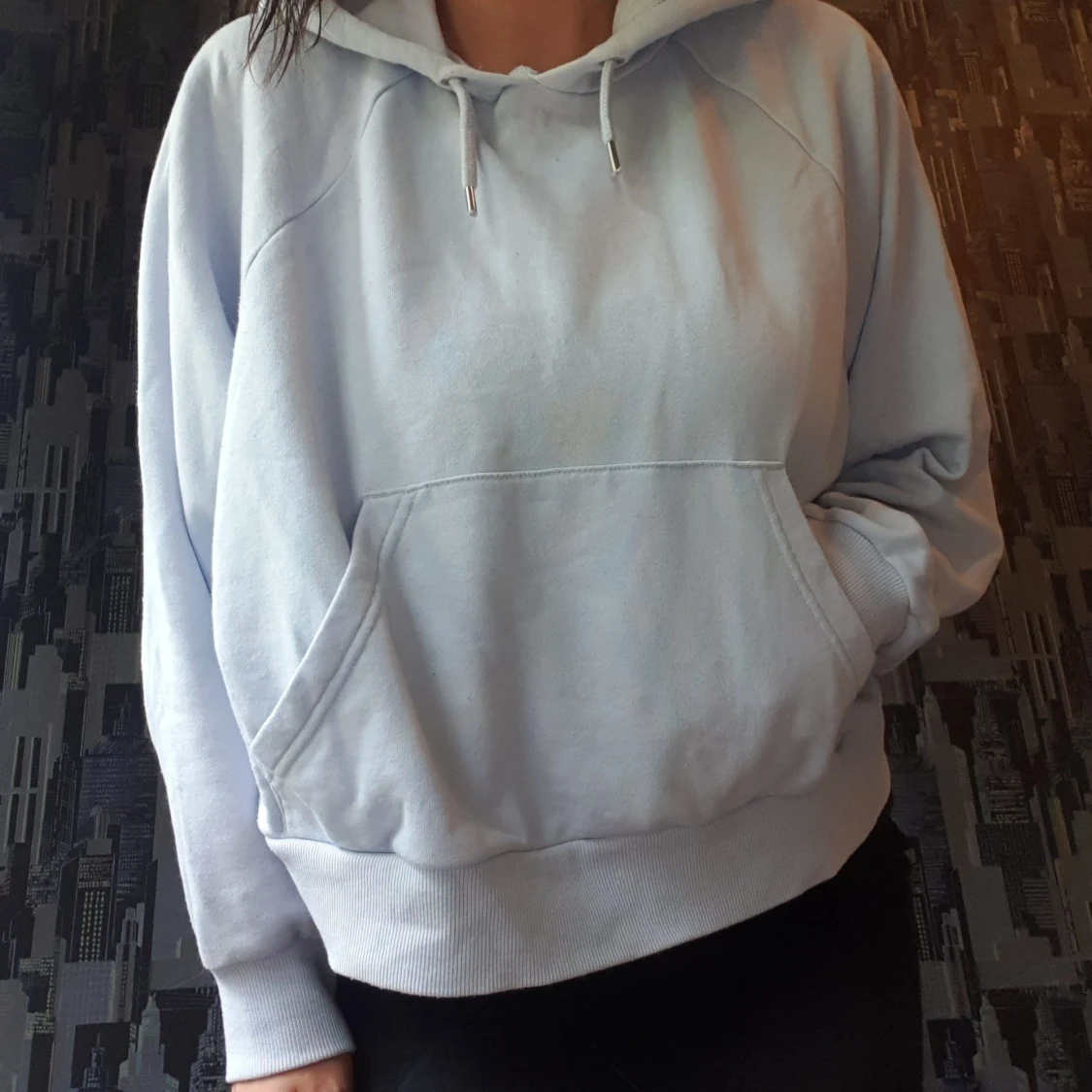 Blå hoodie från Monki