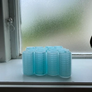 Papiljotter  - Säljer 16 st papiljotter, aldrig använda. Antigen kan man köpa alla för 50kr, 8 för 25kr eller styckpris 5kr st🤍