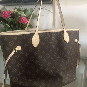 Handväska  - En fin handväska från Turkiet, använd ett fåtal gånger men är i nästan perfekt skick. Ungefär 40 cm i bredden💗