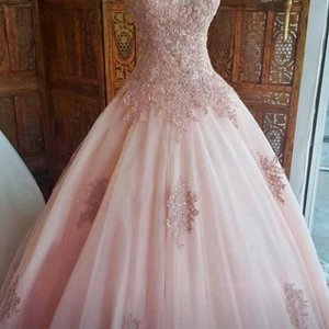 Brudklänning , bröllopsklänning  - Väldigt fin klänning använd endast några timmar. Ny pris är 13700kr. Storlek till klänning är 34 till 38 eftersom klänningens baksida har ett rem som kan justeras till olika storlekar.