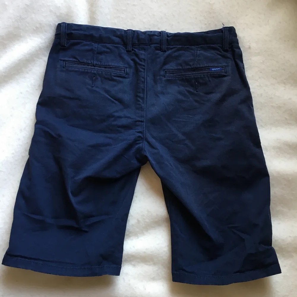 Marinblå shorts från Gant storlek 146-152, 11-12 år. Använda men i gott skick. Sista bilden: liten ficka på insidan samt resårband i midjan. Superbra! . Shorts.