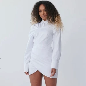 Klänning NAKD - Säljer denna otroligt fina klänning från NAKD. Tänkte ha den till min student men valde en annan klänning. Den är i nyskick - aldrig använd. Nypris: 399. Hör av dig vid intresse eller om du har frågor!!! Priset går även att diskuteras <3