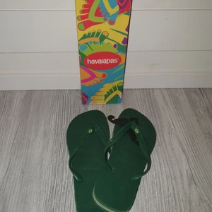 Havaianas Flipp Flopp Original - Säljer Havaianas Flipp Flopp som kommer direkt från fabriken i Brasilien. Dom ligger helt nya i förpackning. Ny pris på denna modellen är 299kr i butik. Jag säljer dom för 80kr/st.  Jag har alla storlekar från 36 till 48. Så skriv till mig vilken storlek du är intresserad av att köpa.