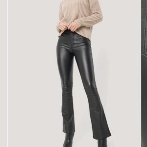 Skinnbyxor  - Säljer dessa skinnbyxor från Nakd som är endast använda 1 gång (nypris 499)🥰