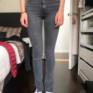 Gråa zara jeans med slits i storlek 36. 