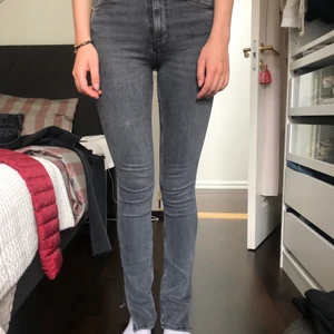 Ljusgråa zara jenas i storlek 36 - Gråa zara jeans med slits i storlek 36. 