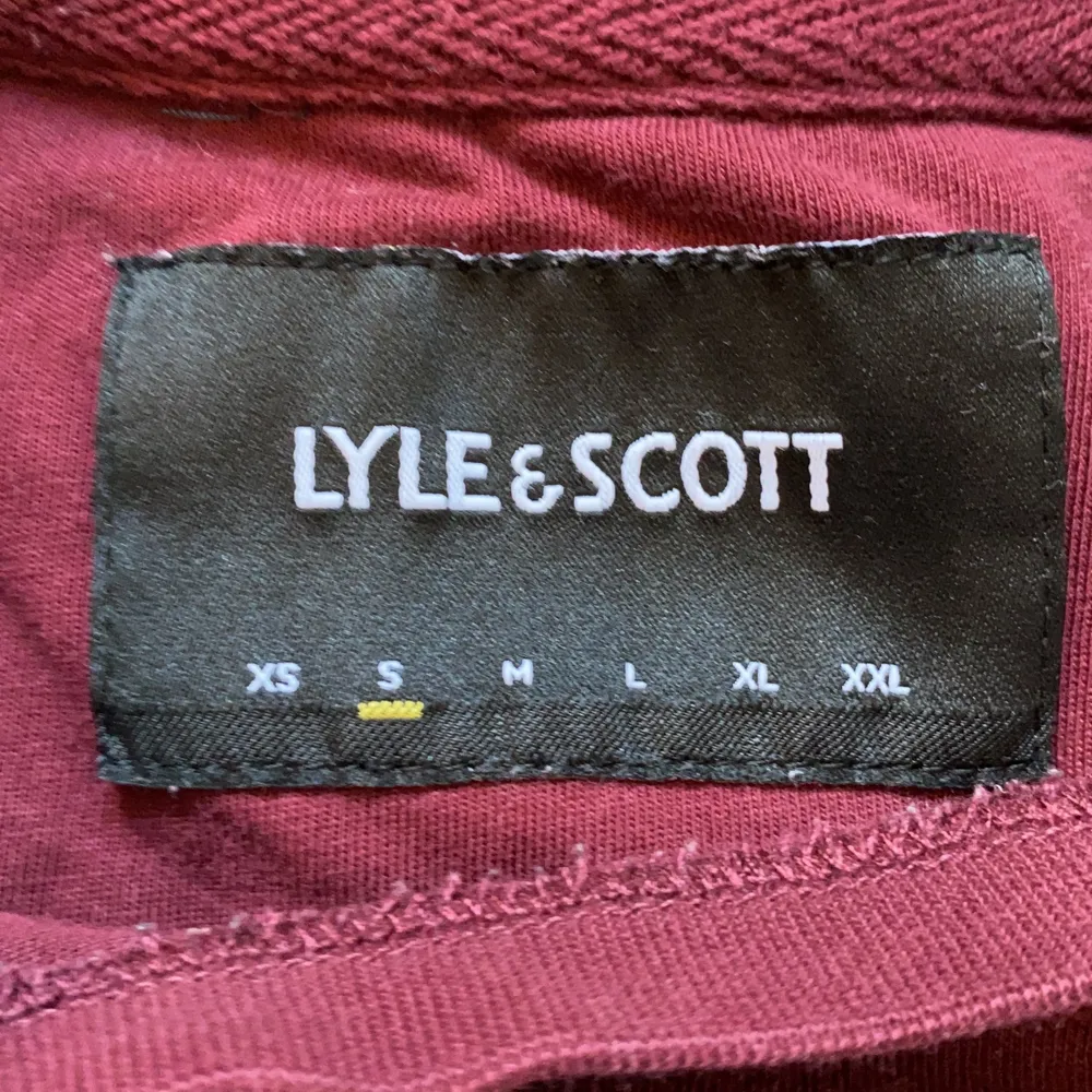 Säljer en Lyle&scott t-shirt för att den inte kommer till användning . T-shirts.